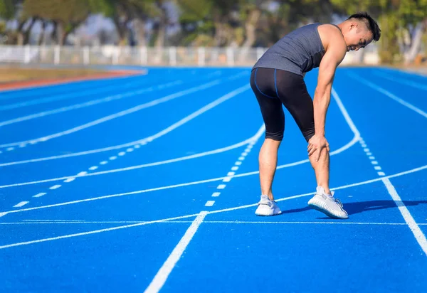 Joven Que Sufre Dolor Repentino Rodilla Pierna Durante Entrenamiento Estadio — Foto de Stock