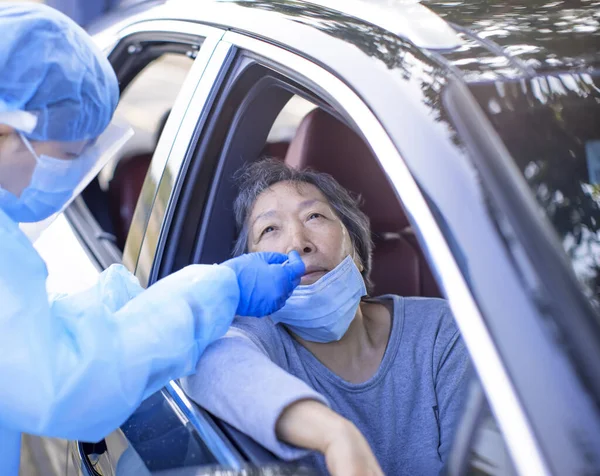 Doktor Yaşlı Kadından Olası Koronavirüs Enfeksiyonu Testi Için Burun Çubuğu — Stok fotoğraf