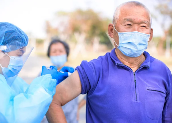 Doktor Yaşlılara Kovid Aşısı Yapıyor — Stok fotoğraf
