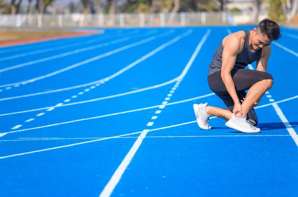 Junger Mann Leidet Unter Plötzlichen Knöchel Und Beinschmerzen Beim Training — Stockfoto