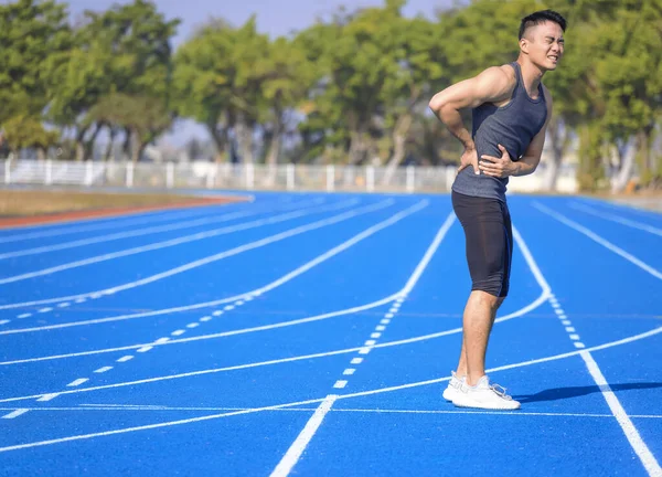Junger Fitness Mann Hält Seine Sportverletzung Muskel Schmerzt Beim Training — Stockfoto
