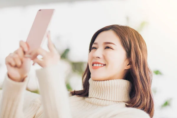 Счастливая Молодая Женщина Отдыхает Диване Смотрит Мобильный Телефон — стоковое фото