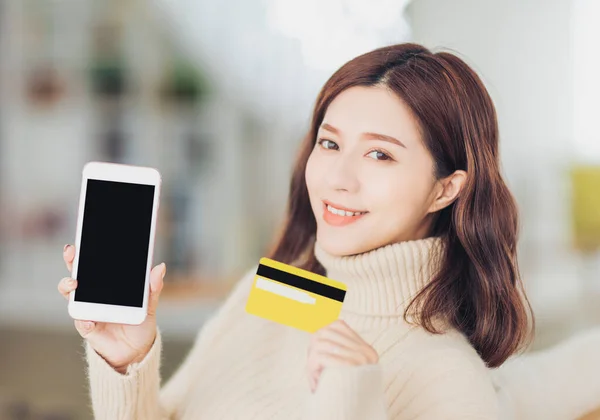 Jonge Vrouw Online Winkelen Met Behulp Van Mobiele Telefoon Creditcard — Stockfoto
