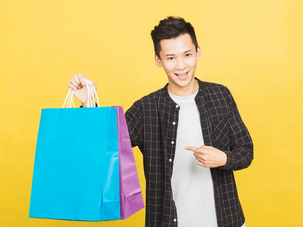 Joven Feliz Mostrando Las Bolsas Compra — Foto de Stock