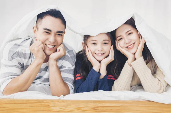 Família Feliz Deitada Debaixo Cobertor Cama Casa — Fotografia de Stock