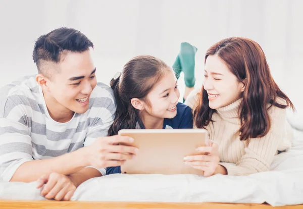 Familia Feliz Usando Tableta Digital Cama — Foto de Stock