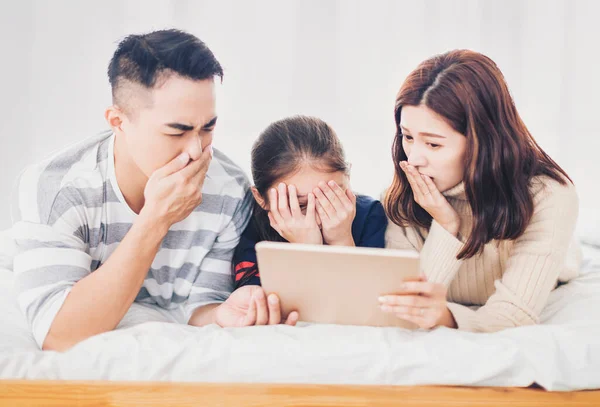 アジアの家族は恐怖映画をタブレットで見ています — ストック写真