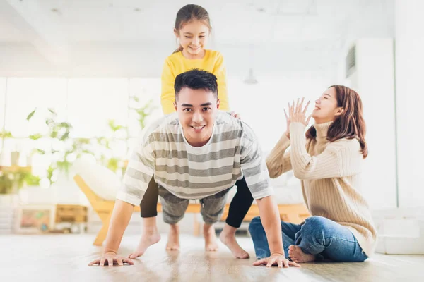 Família Feliz Com Filha Brincando Casa — Fotografia de Stock
