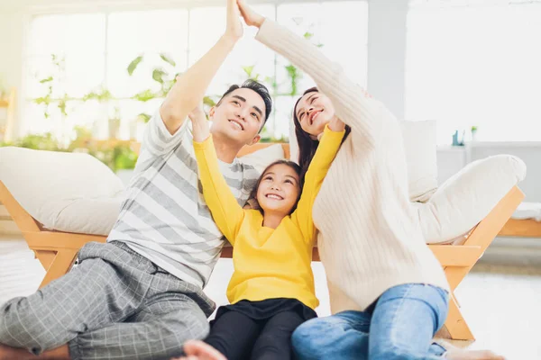 Mutlu Aile Evlerinin Çatısını Kendi Elleriyle Yapıyor — Stok fotoğraf