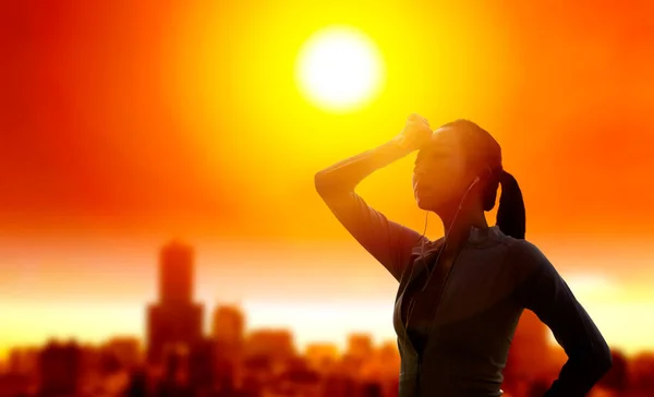 Kobieta Zasłania Oczy Przed Słońcem Letnią Falą Upałów Tle Miasta — Zdjęcie stockowe