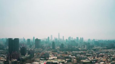 Kaohsiung şehrinin sisli ve kirli havası. Tayvan..