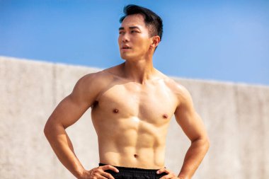 Yakışıklı sporcu dışarıda antrenman yapıyor.