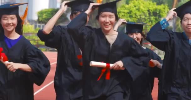 Estudantes Graduação Feliz Que Possuem Diploma Correr Estádio Escola — Vídeo de Stock