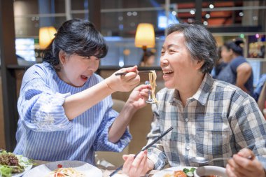 Mutlu anne ve kız restoranda eğleniyor.