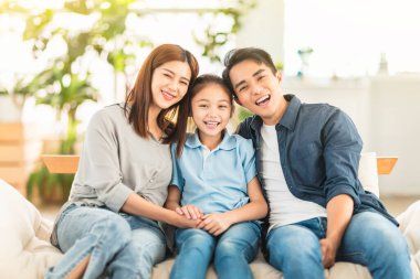  Mutlu aile evde kanepede gülümsüyor ve sarılıyor.