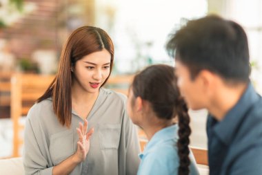 Anne evde kızıyla ciddi bir konuşma yapıyor.