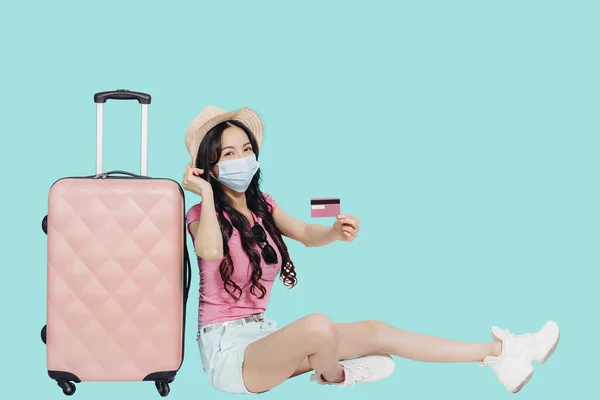 Chica Con Máscara Médica Mostrando Tarjeta Crédito Para Vacaciones Verano — Foto de Stock