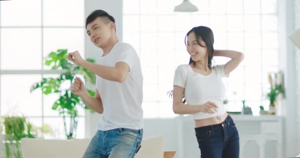 Feliz Pareja Joven Bailando Sala Estar Casa — Vídeos de Stock