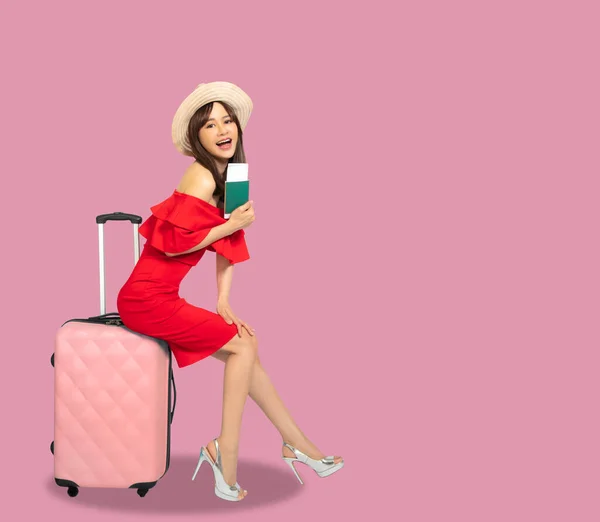 Felice Giovane Viaggiatore Donna Con Valigia Sfondo Rosa — Foto Stock