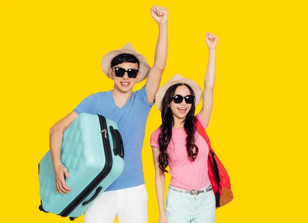 Feliz Casal Jovens Turistas Levantando Mãos Pronto Para Viajar — Fotografia de Stock