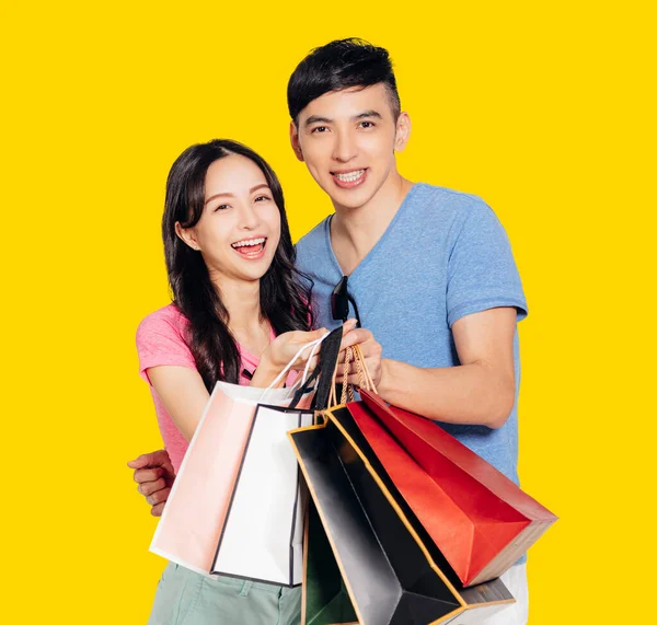 Feliz Joven Pareja Sosteniendo Las Bolsas Compra —  Fotos de Stock