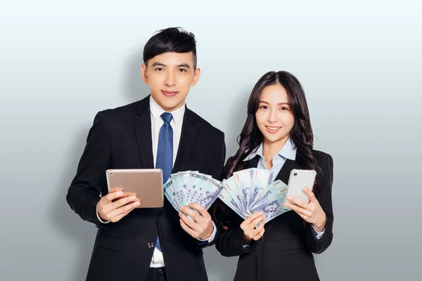 Happy Business Couple Showing Money Smart Phone — Stock fotografie