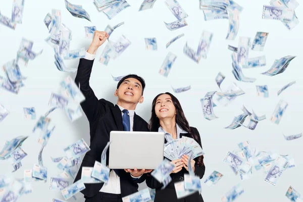 Aufgeregte Junge Geschäftsleute Halten Laptop Mit Dollars Geldregen — Stockfoto