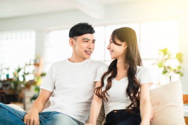 Evdeki kanepede birbirine aşık genç çift