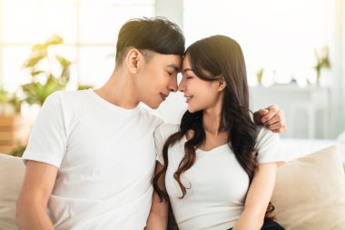 Romantik bir şekilde eğlenirken gözleri kapalı genç bir çift yüz yüze.