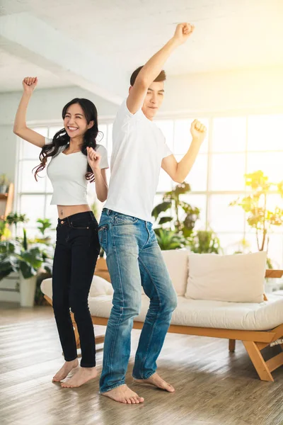 Evdeki Oturma Odasında Dans Eden Mutlu Genç Çift — Stok fotoğraf