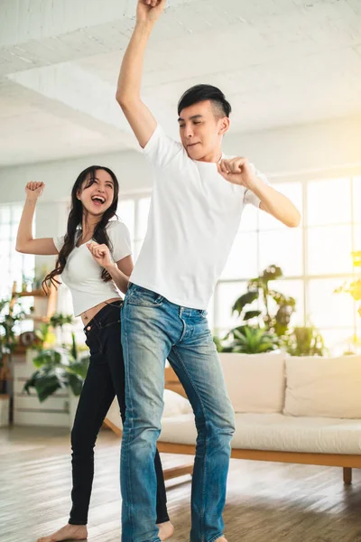 Feliz Jovem Casal Dançando Sala Estar Casa — Fotografia de Stock