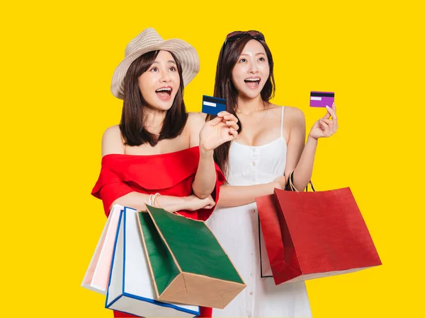 Yaz Kıyafetleri Içinde Ellerinde Alışveriş Çantaları Kredi Kartları Olan Mutlu — Stok fotoğraf