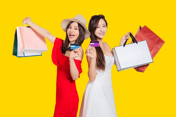Šťastné Mladé Ženy Oblečené Letních Šatech Drží Nákupní Tašky Kreditní — Stock fotografie
