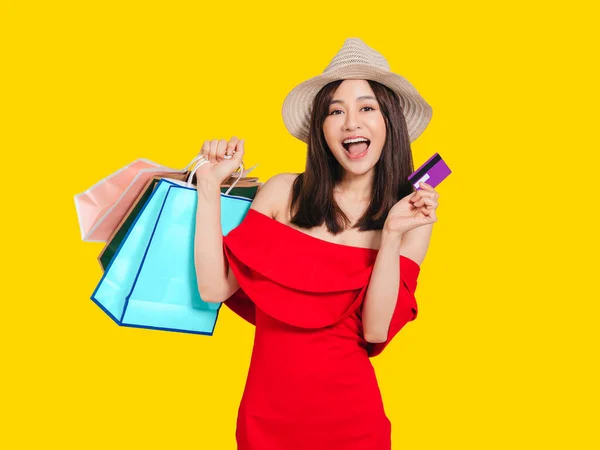 Mujeres Jóvenes Vestidas Con Ropa Verano Sosteniendo Bolsas Compras Tarjeta — Foto de Stock