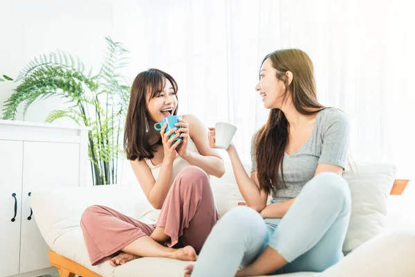 Fiatal Nők Barátok Beszélgetnek Egymással Egy Kanapén Otthon — Stock Fotó