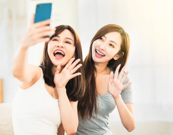 Ευτυχισμένα Κορίτσια Τραβώντας Μια Φωτογραφία Selfie Smartphone Στο Σπίτι — Φωτογραφία Αρχείου