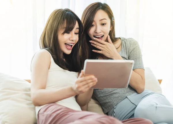 Felice Giovane Donna Guardando Tablet Seduto Divano Casa — Foto Stock