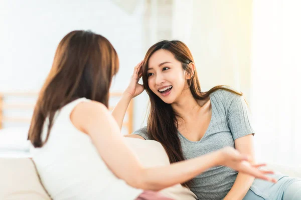 Två Asiatiska Casual Kvinnor Koppla Soffan Och Chatta — Stockfoto