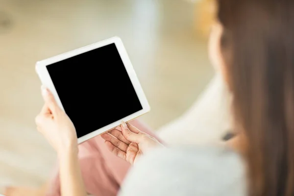 带空白屏幕的妇女手持平板电脑 — 图库照片