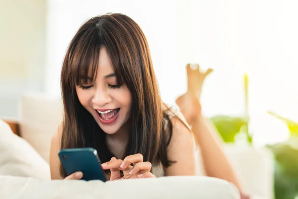 Feliz Jovem Sorrindo Asiático Mulheres Usando Smartphone Cama — Fotografia de Stock