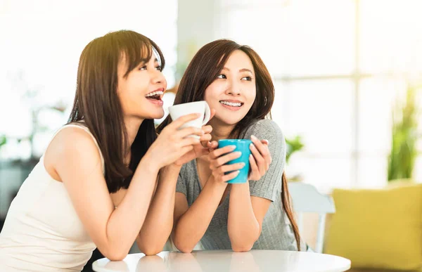 Mujer Joven Feliz Hablando Cafetería — Foto de Stock