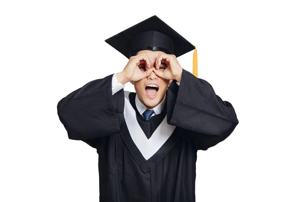 Masculino Graduação Olho Olhando Através Mãos Com Feliz Rosto — Fotografia de Stock