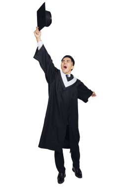 Şapkayı atan mutlu erkek öğrenci.