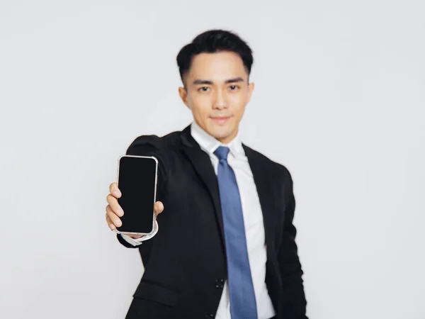 Ung Affärsman Som Visar Mobilskärmen — Stockfoto