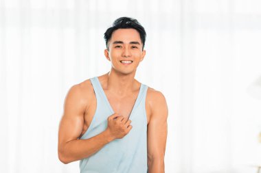 Memlekette egzersiz yapan Asyalı genç adam.