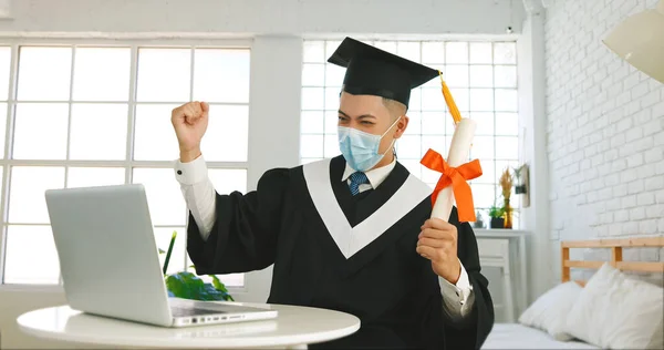 Feliz Estudiante Universitario Universitario Emocionado Con Máscara Médica Sentado Escritorio —  Fotos de Stock