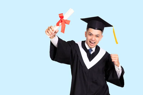 Jovem Excitado Vestido Graduação Preto Boné Segurando Diploma — Fotografia de Stock