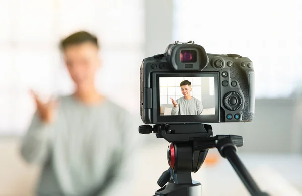 Ung Man Spelar Video För Internet Reportage Eller Handledning Streaming — Stockfoto