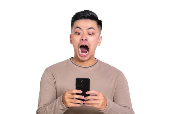 Sorprendido Aterrador Rostro Hombre Asiático Viendo Teléfono Inteligente — Foto de Stock