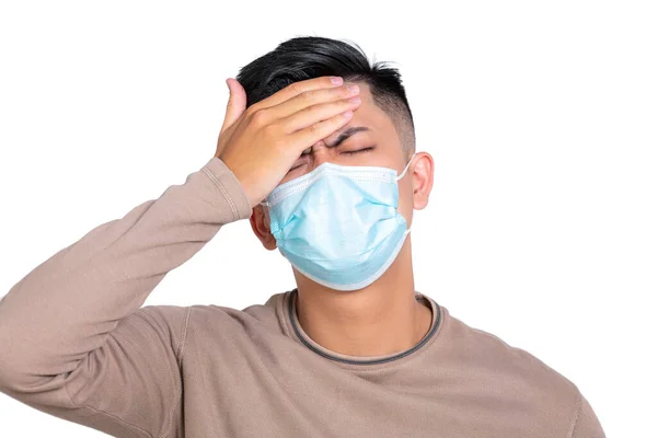 顔のマスクをした男が気分が悪くなって頭痛と発熱 Covid 19パンデミック — ストック写真